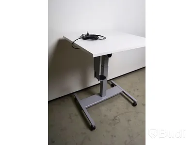 Ergonomiskt sitt-ståbord på hjul